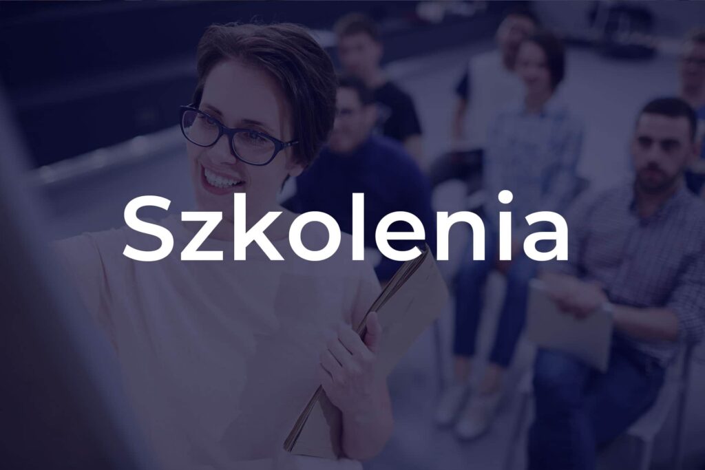 Trenerka prowadząca szkolenie przed grupą dorosłych uczestników, na pierwszym planie napis Szkolenia