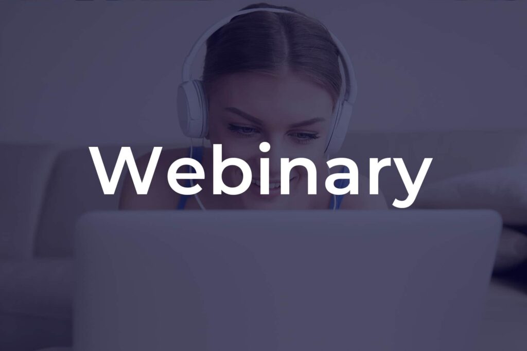 Kobieta w słuchawkach uczestniczy w webinarze, patrząc na ekran laptopa, na grafice widoczny jest napis Webinary