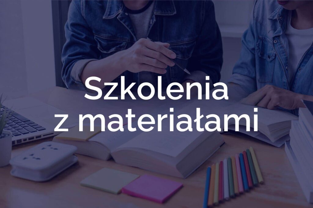 Grafika przedstawiająca dwie osoby pracujące przy biurku z książkami i kolorowymi notatkami. Na środku napis: Szkolenia z materiałami.