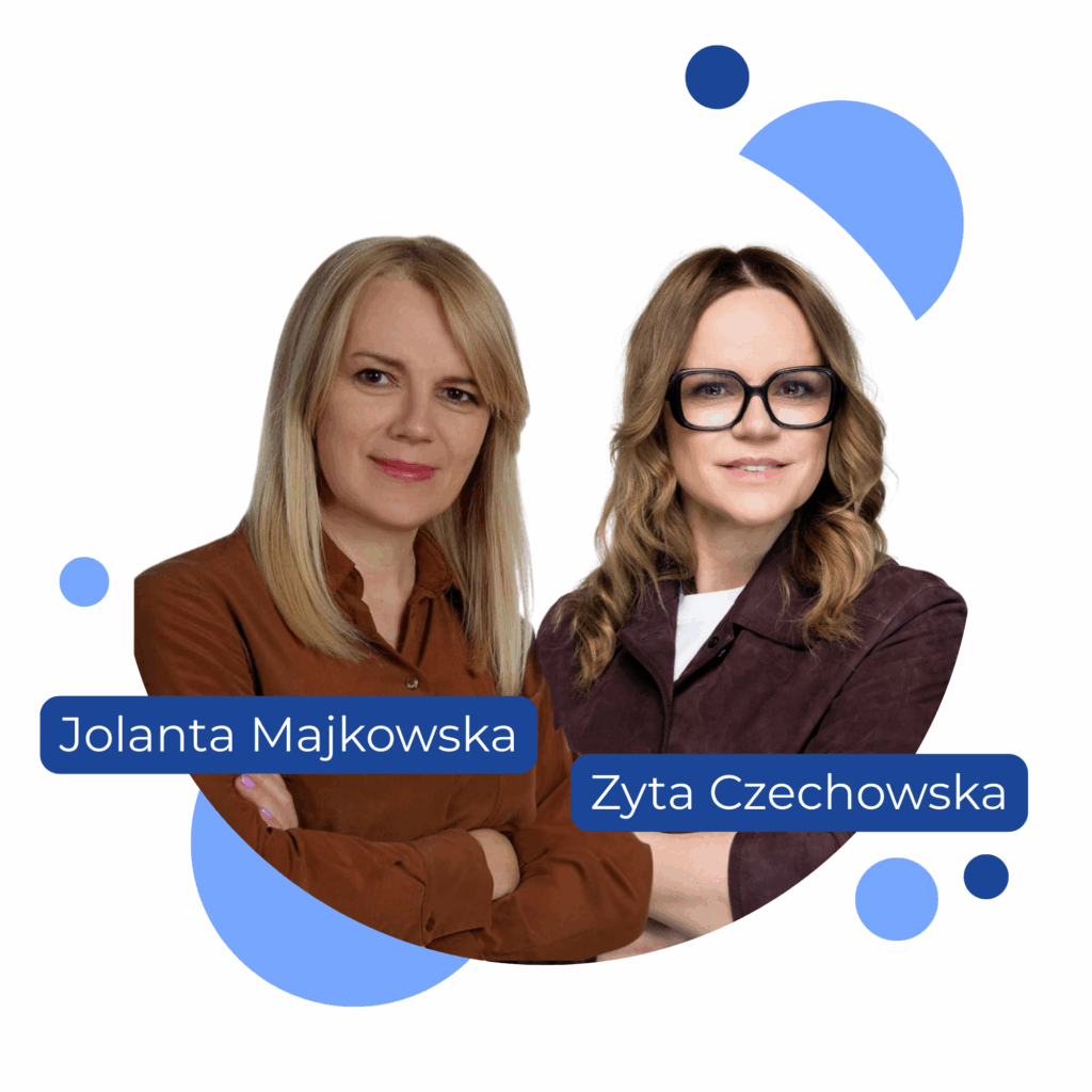 Na białym tle znajdują się dwie kobiety: po lewej Jolanta Majkowska w brązowej koszuli, po prawej Zyta Czechowska w bordowej marynarce i okularach. Obie patrzą w stronę widza. Pod ich sylwetkami umieszczono niebieskie prostokątne etykiety z imionami i nazwiskami. Grafika ozdobiona jest abstrakcyjnymi niebieskimi kształtami w tle.